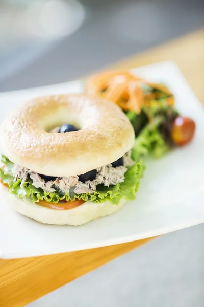 Bagel di tonno e olive con insalata mista — Foto Stock