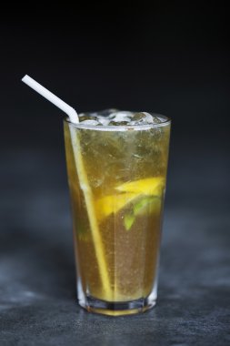 kahverengi şeker ve angostura apsent ile buz çay limon ve kireç