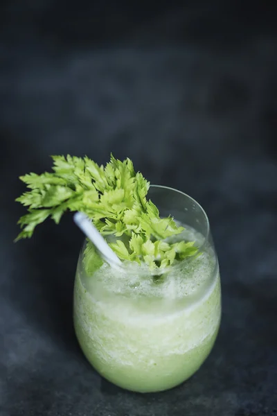 Yeşil sebzeler lahana ve kereviz ile cam suyu — Stok fotoğraf