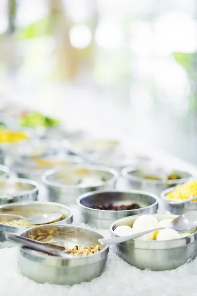 Смешанные овощные ингредиенты в салат бар дисплей — стоковое фото