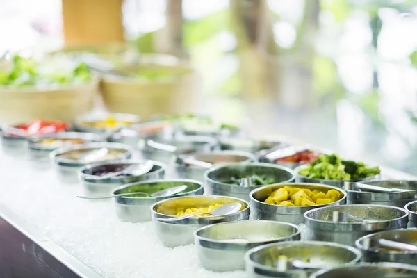 Змішані овочеві інгредієнти в дисплеї салату — стокове фото