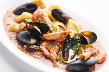 baharatlı domates sos güveç içinde karışık deniz ürünleri