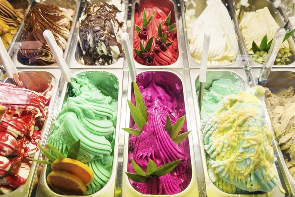 Επιλογή κλασικό παραδοσιακό ιταλικό gelato παγωτό σε προβολής καταστήματος — Stock Fotó