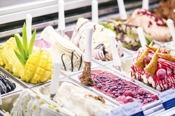 Helado de helado italiano clásico en la pantalla de la tienda Imagen De Stock