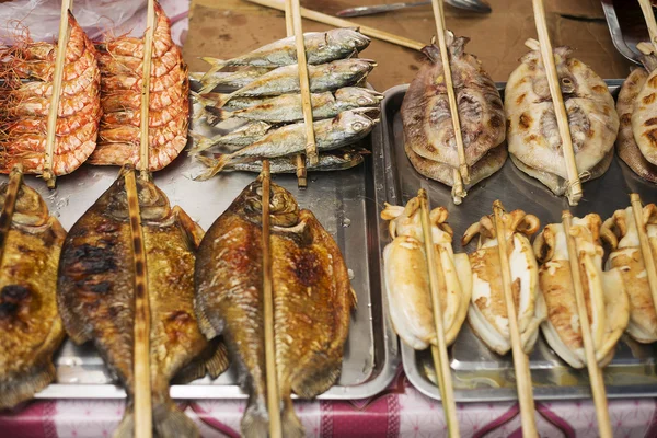 Asiatisk grillad grillad fisk och skaldjur i kep marknaden cambodia — Stockfoto