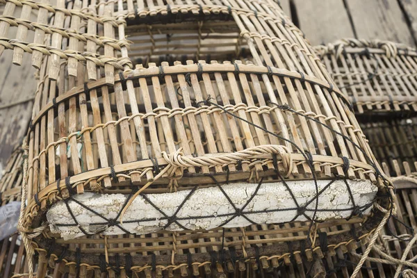 Gaiolas de caranguejo de bambu no mercado de kep cambodia — Fotografia de Stock