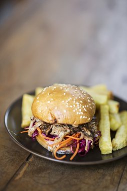 çekti domuz ve lahana burger patates kızartması ile