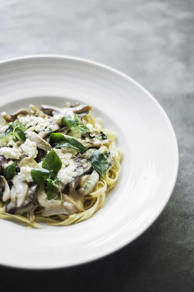 Ricotta de champiñones y pasta de hierbas tagliatelle — Foto de Stock