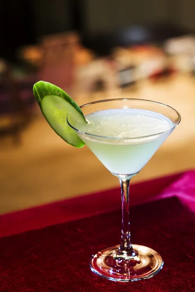 Cocktail martini bleu avec citron vert au bar — Photo