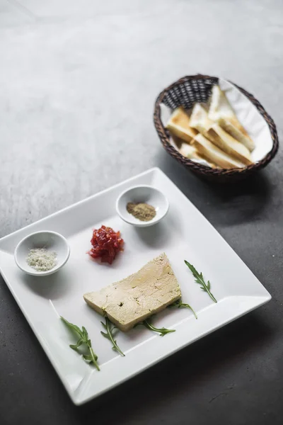 Foie gras paté de pato tradicional francés con pan —  Fotos de Stock