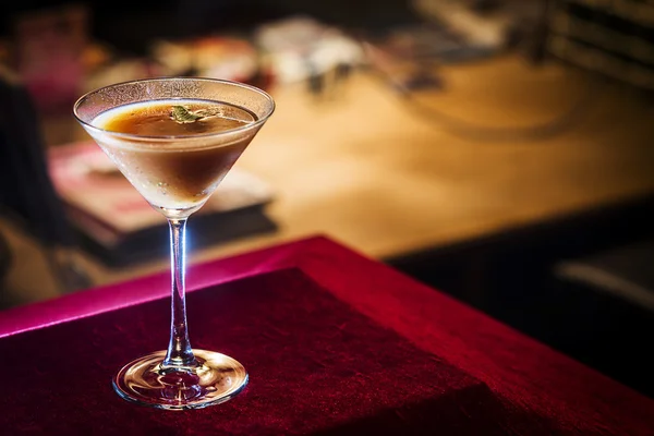 Шоколадный и сливочный мартини в баре ночью — стоковое фото