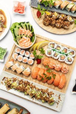 Japon restoranında beyaz arka planda karışık suşi tabağı Moriawase yemeği.