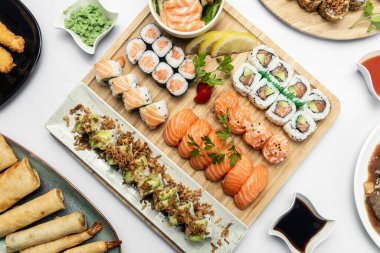 Japon restoranında beyaz arka planda karışık suşi tabağı Moriawase yemeği.