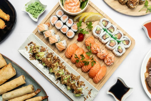 Japon restoranında beyaz arka planda karışık suşi tabağı Moriawase yemeği.