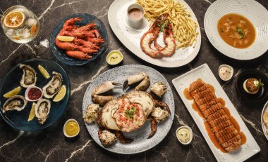 Portekiz 'deki Lizbon Restoran masasında geleneksel Portekiz taze deniz ürünleri yemeği.