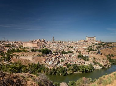 Güneşli bir günde İspanya 'nın tarihi Toledo şehrinin manzarası