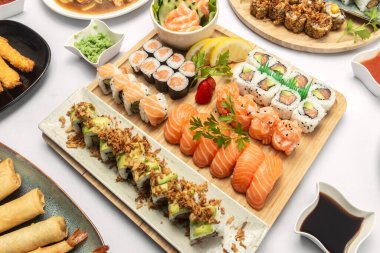 Japon restoranında beyaz arka planda karışık suşi tabağı Moriawase yemeği.