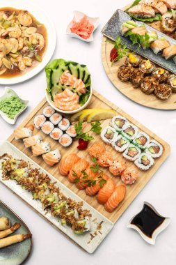 Japon restoranında beyaz arka planda karışık suşi tabağı Moriawase yemeği.