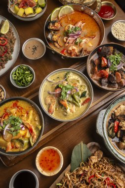 Bangkok Tayland 'da, modern restoranda, birçok farklı Tayland yemeği sofrasında.