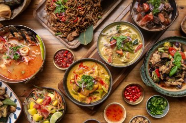 Bangkok Tayland 'da, modern restoranda, birçok farklı Tayland yemeği sofrasında.