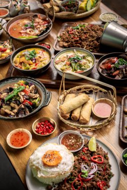 Bangkok Tayland 'da, modern restoranda, birçok farklı Tayland yemeği sofrasında.