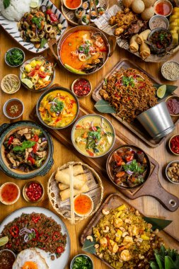 Bangkok Tayland 'da, modern restoranda, birçok farklı Tayland yemeği sofrasında.