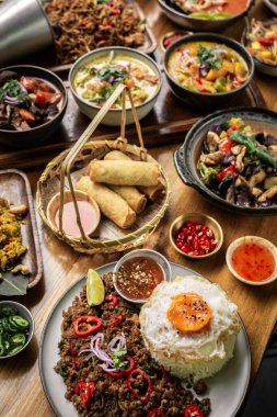 Bangkok Tayland 'da, modern restoranda, birçok farklı Tayland yemeği sofrasında.