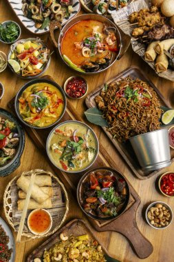 Bangkok Tayland 'da, modern restoranda, birçok farklı Tayland yemeği sofrasında.