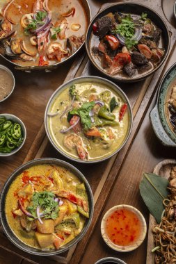 Pofet thailand 'daki restoran masasında geleneksel Tayland körisinin karışımı.