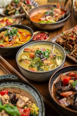 Pofet thailand 'daki restoran masasında geleneksel Tayland körisinin karışımı.