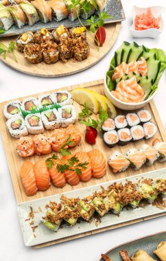 Japon restoranında beyaz arka planda karışık suşi tabağı Moriawase yemeği.