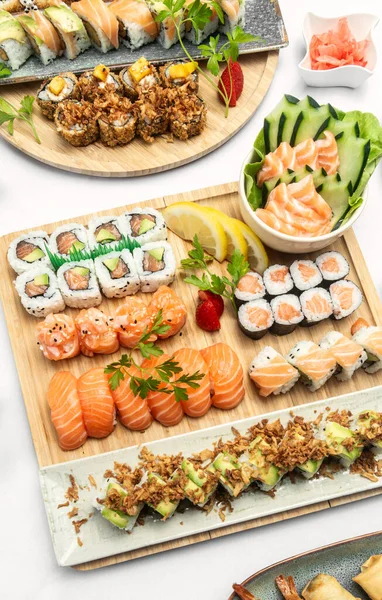 Japon restoranında beyaz arka planda karışık suşi tabağı Moriawase yemeği.