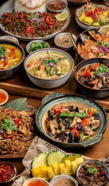 Bangkok Tayland 'da, modern restoranda, birçok farklı Tayland yemeği sofrasında.