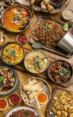 Bangkok Tayland 'da, modern restoranda, birçok farklı Tayland yemeği sofrasında.