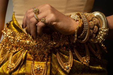 Kamboçya 'daki Khmer Apsara kostümünün ve geleneksel dans figürlerinin ayrıntıları.