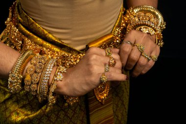 Kamboçya 'daki Khmer Apsara kostümünün ve geleneksel dans figürlerinin ayrıntıları.