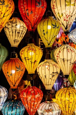 Vietnam 'da geceleri sergilenen bir çok geleneksel renkli Vietnam feneri.