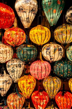 Vietnam 'da geceleri sergilenen bir çok geleneksel renkli Vietnam feneri.