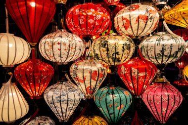Vietnam 'da geceleri sergilenen bir çok geleneksel renkli Vietnam feneri.