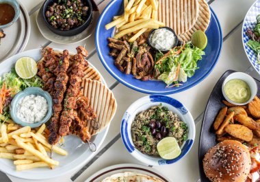 Mykonos Greece 'deki restoran masasında bir sürü farklı karışık Akdeniz yemekleri var.