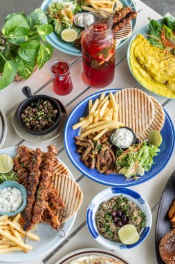 Mykonos Greece 'deki restoran masasında bir sürü farklı karışık Akdeniz yemekleri var.