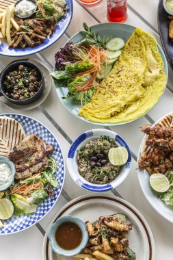 Mykonos Greece 'deki restoran masasında bir sürü farklı karışık Akdeniz yemekleri var.