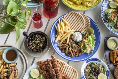 Mykonos Greece 'deki restoran masasında bir sürü farklı karışık Akdeniz yemekleri var.