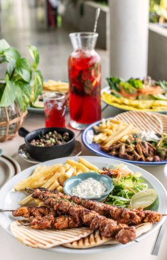 Mykonos Greece 'deki restoran masasında bir sürü farklı karışık Akdeniz yemekleri var.