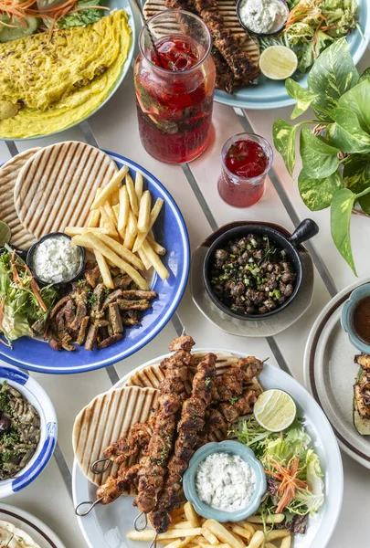 Mykonos Greece 'deki restoran masasında bir sürü farklı karışık Akdeniz yemekleri var.