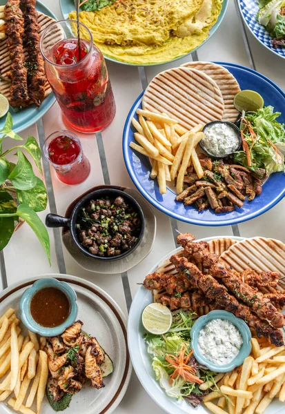 Mykonos Greece 'deki restoran masasında bir sürü farklı karışık Akdeniz yemekleri var.