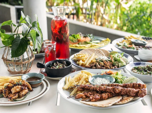 Mykonos Greece 'deki restoran masasında bir sürü farklı karışık Akdeniz yemekleri var.