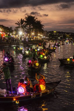 Geceleyin Vietnam 'da turist feneri nehir tekneleri olan eski bir kasaba nehir manzarası.