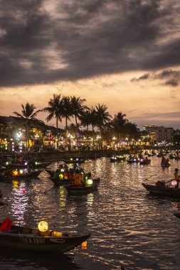 Geceleyin Vietnam 'da turist feneri nehir tekneleri olan eski bir kasaba nehir manzarası.