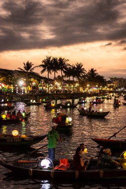 Geceleyin Vietnam 'da turist feneri nehir tekneleri olan eski bir kasaba nehir manzarası.
